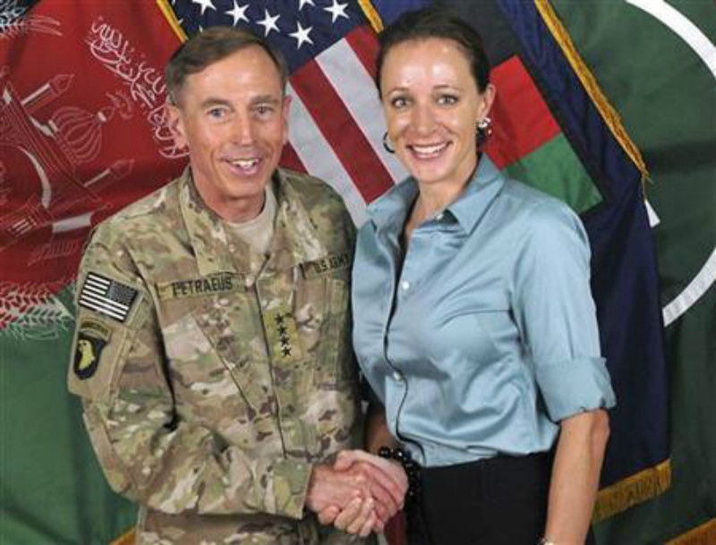 2012119գ(bo)(CIA)ǰL˵מ˹(David Petraeus)cԂ߲_¾S(Paula Broadwell)Ļع⣬ڮ(dng)oY(ji)˃HHm(x)14(g)µ־Lġ(z2007911գAʢD) DƬԴ·͸