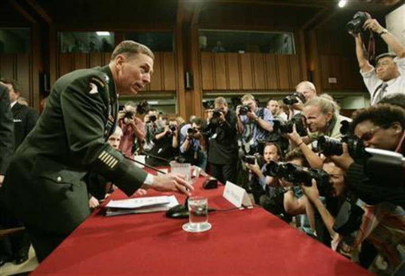 2012119գ(gu)(bo)(CIA)ǰL(zhng)˵מ˹(David Petraeus)cԂ߲_¾S(Paula Broadwell)Ļع⣬ڮ(dng)oY(ji)˃HHm(x)14(g)µ־L(zhng)ġ(z2007911գ(gu)AʢD) DƬ(li)Դ·͸