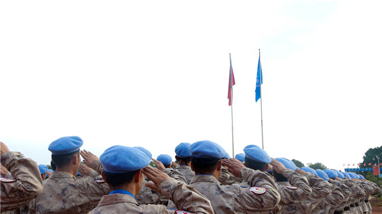 官兵面朝祖國與國旗的方向敬禮。鄧原淘攝