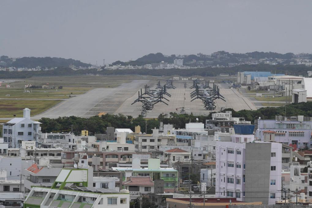 這是2023年11月25日在日本沖繩美軍普天間基地駐留的“魚鷹”運輸機(jī)（資料照片）。新華社記者馮武勇攝