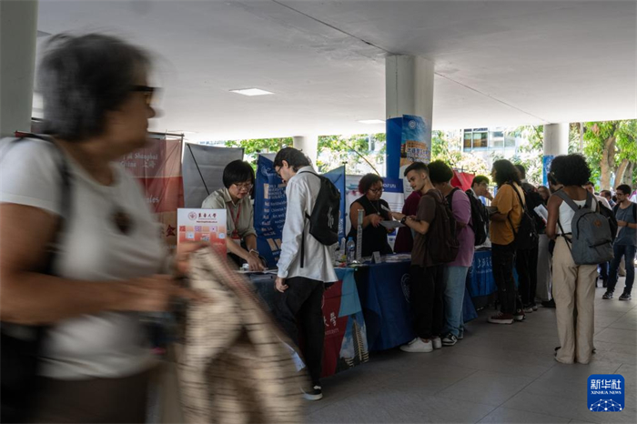 11月25日，人們?cè)诎臀骼锛s熱內(nèi)盧聯(lián)邦大學(xué)舉辦的中國(guó)高等教育展上參觀。新華社記者 王天聰 攝